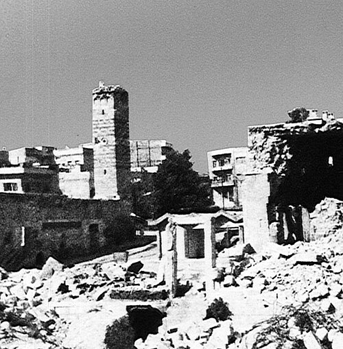 爆撃された建物と瓦礫