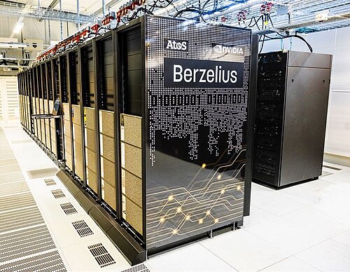 スウェーデン最速のスーパーコンピューター「ベルセリウス」（AI特化型）は、リンシェーピング大学国立スーパーコンピューターセンター（NSC）のヴァラキャンパスに設置されている。