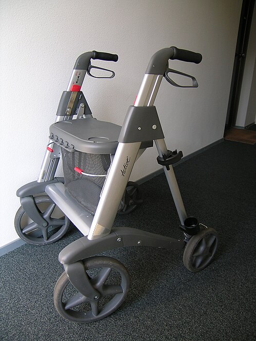 歩行器の後期型では、座面が買い物かごの蓋としても機能する。