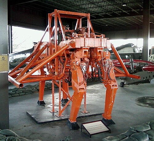 サイバネティック歩行機械 1970年にゼネラル・エレクトリック社によって製造された。極めて困難な地形を、最大500ポンド（約227kg）の貨物を運搬するために設計された。