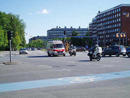 コペンハーゲンで救急車を護衛する警察のオートバイ。