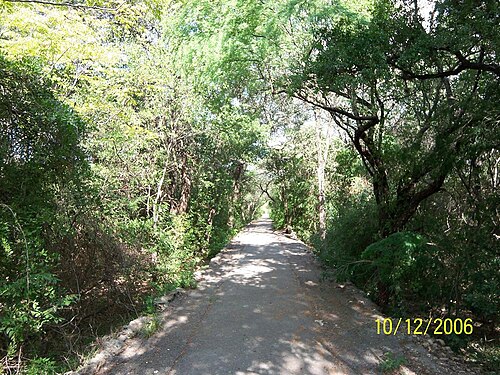 市立動物園に向かう歩道。採石作業中は荷車の通路として使われていました。