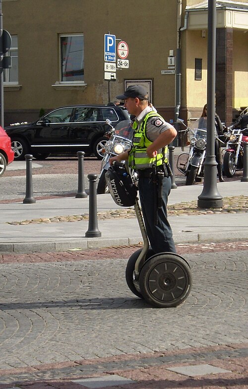 電動スクーターに乗った警察官