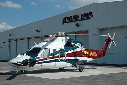 パームビーチ国際空港の格納庫にあるシコルスキー S-76C N276TH トラウマホーク