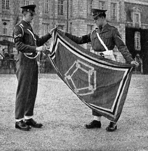 英国軍警察がウェスタンユニオンの旗を掲げている