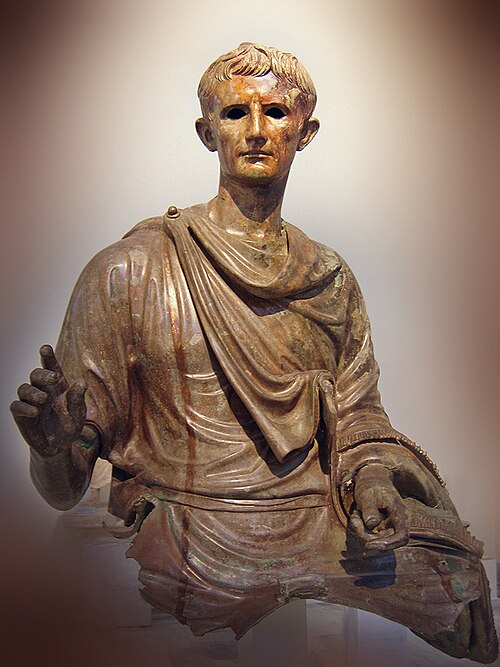 ローマ時代の青銅彫刻の破片。アウグストゥスがトーガを着用している様子を描いている。