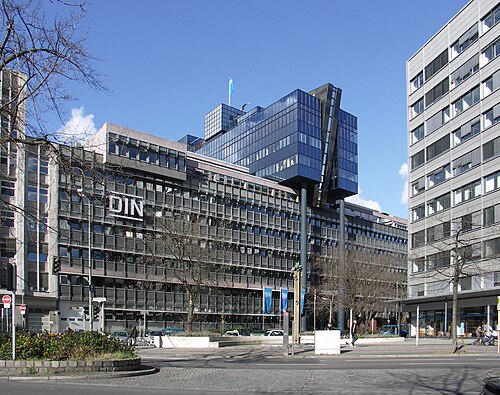 DINの本社は、正面にロゴが掲げられた近代的な7階建てのオフィスビルである。