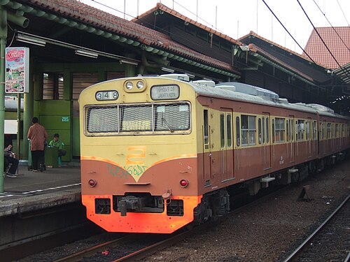 2007年7月、ガンビルを通過する旧JR東日本103系電車