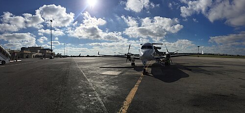 メディアビア ビーチクラフト 1900D、reg. 9H-AFI、マルタ国際空港。