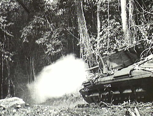 戦車がジャングルに向けて発砲します。