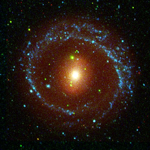 このNGC 1291の合成画像は、主にNASAの銀河進化探査機（GALEX）が2003年12月に収集したデータに基づいて処理されています。画像中の青色はGALEXの長波長検出器で捉えられた紫外線、緑色は短波長検出器で検出された紫外線、赤色はチリのセロ・トロロ汎米天文台からのデータによる可視光です。