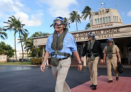 マバス海軍長官は、リムパック2012の艦隊を視察するためヒッカム基地を出発した。