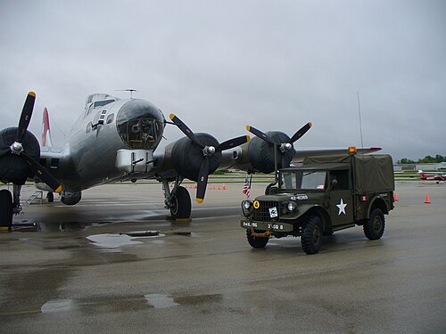 実験航空機協会が運用するB-17Gの前にあるM37。[7]