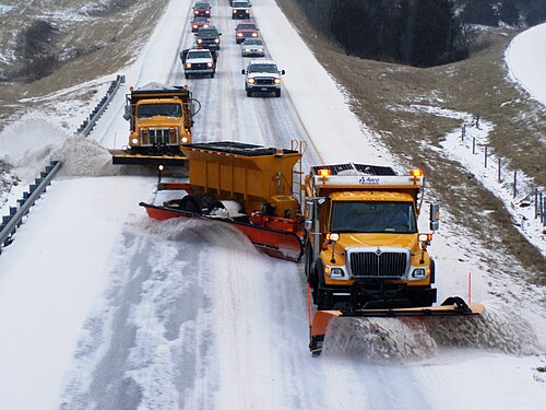 ミズーリ州の高速道路で除雪作業を行うトラック