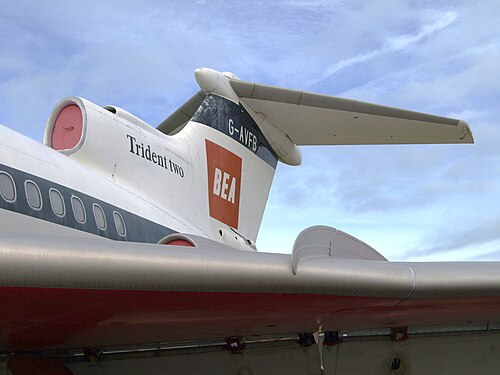 ジェット旅客機の主翼と水平尾翼の左斜めからの眺め。尾翼には「Trident Two」という文字と「BEA」および「G-AFVB」の文字が刻まれている。