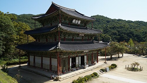 錦山寺の弥勒殿は珍しい三層構造の仏教寺院です。