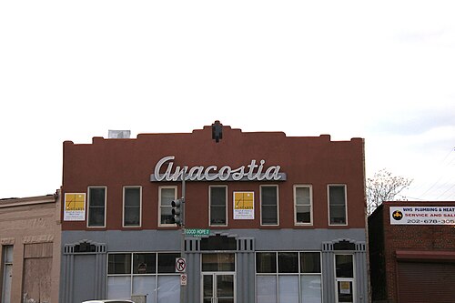 1115 Good Hope Road SE にある歴史的なネオン「Anacostia」看板。この看板は、歴史的なオールド アナコスティアへの伝統的な入り口です。