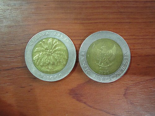 2枚の「Kelapa Sawit」（油ヤシ）複金属1,000ルピア硬貨。2枚目は1996年に鋳造された。
