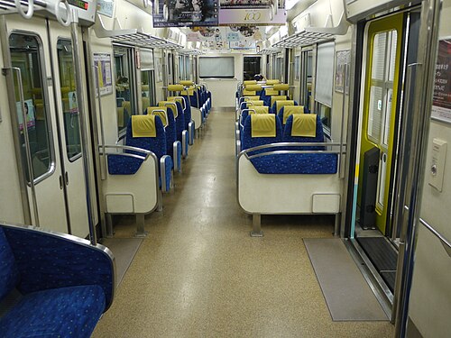 2014年7月、横向き座席を備えた815号車端部の車内