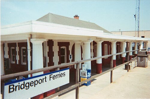 1999 年の写真、ポート ジェファーソン LIRR 駅。この駅により、以前は「エコー、ニューヨーク」と呼ばれていたコミュニティの名前が変更されました。