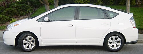 トヨタプリウスは前後とも換気のないクォーターガラスを採用している。