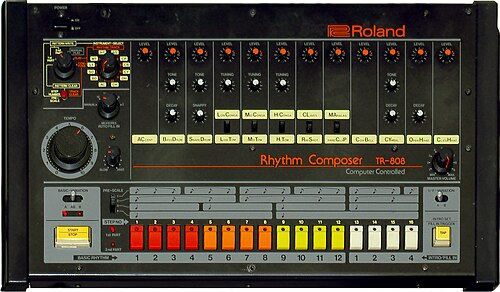 セビン・キーはローランドTR-808を頻繁に使用し、彼の初期のスキニー・パピー・リグに不可欠な存在だった。