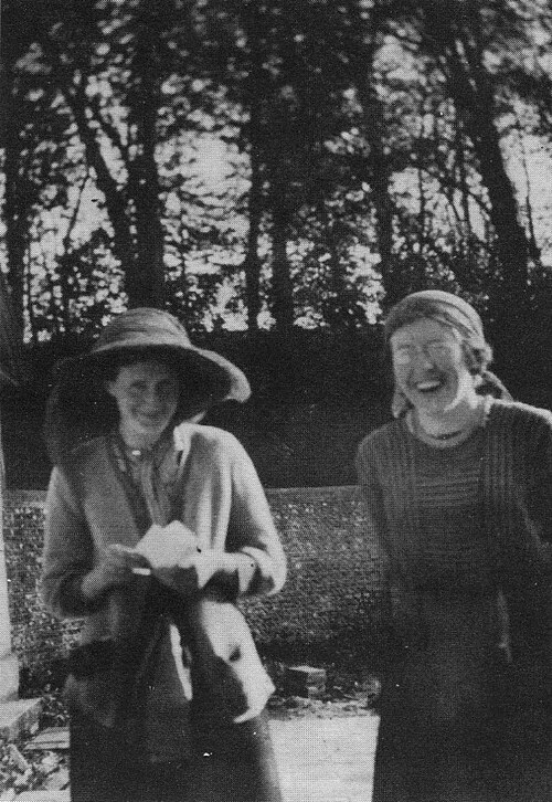 1912年、アシャムにて、バージニア・スティーブンとキャサリン・コックス