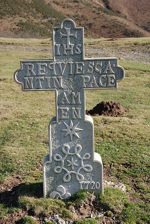 この1720年の十字架には、ラテン語の複数形「Requiescant in pace」が刻まれている。