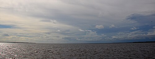 湾の西側を空から眺める