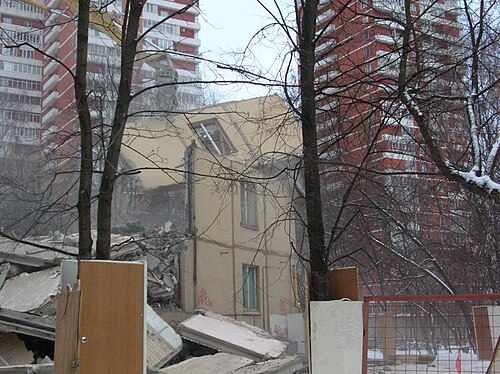 2つの高層ビルの間に低層ビルの残骸が見える