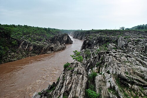 ナルマダ川はジャバルプルのベダガットにある大理石の岩の峡谷を流れる。