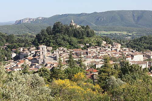 リュベロン山塊を背景にしたフォルカルキエの全景
