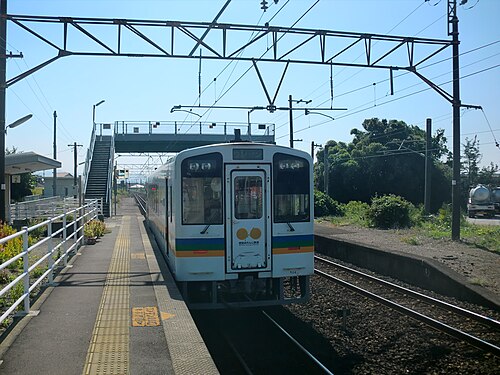 ホームで待機中の100系電車