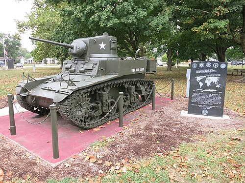 写真は、濃い緑色に塗装されたM3スチュアート戦車です。