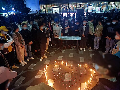 成都の西南交通大学の学生たちが、火災の犠牲者のためにろうそくを灯して祈りを捧げている。ろうそくはハート型に並べられている。匿名性を守るため、学生たちの顔にはぼかしが入れられている。