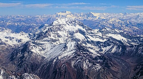 雲が見える山頂。