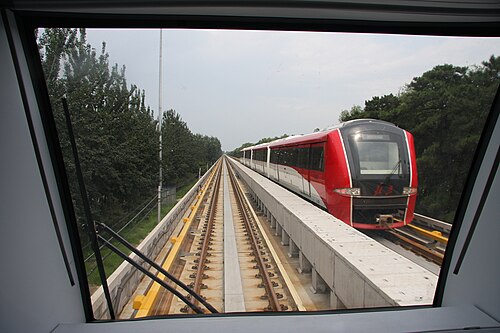 首都空港特急の4両編成の列車は、回転モーターではなく直線モーターを採用しています。首都空港特急の列車は、第三軌条から750Vの直流電力を供給され、主線路間の「第4レール」と呼ばれるアルミニウム製のストリップを使用して推進されます。首都空港特急の列車は、回転モーターを採用した地下鉄車両よりも軽量で、最高速度は時速110km（68マイル）に達します。