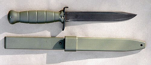 グロック フィールド ナイフ/銃剣とその鞘。上部のクロスガードは前方に曲げられており、ボトルオープナーとして使用できます。
