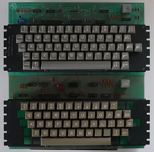 Nascom 2 (上) と Nascom 1 (下) のキーボードの写真