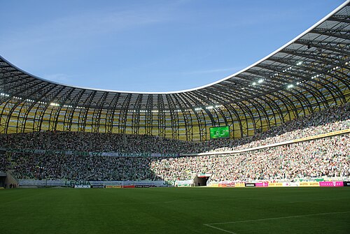 同スタジアムで行われた最初の公式戦、レヒア・グダニスク対クラコヴィア（2011年8月14日）は1対1の引き分けに終わった。