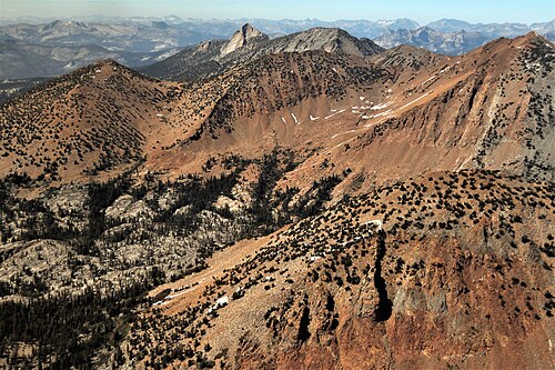 南側からの空撮。右上にはレッドピークの山頂が写っている。上部中央にはグレイピークとクラーク山が写っている。
