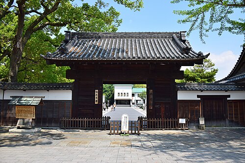 庭園がある大曽根下屋敷に通じる黒門
