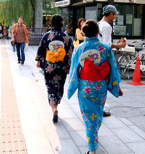 浴衣の女性たち