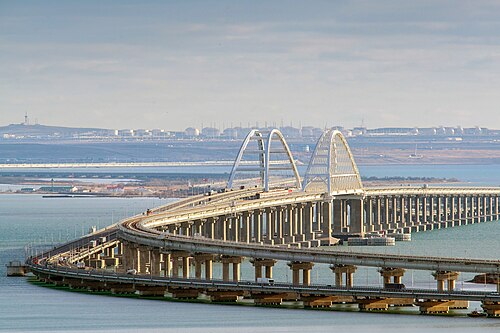 2020年5月のクリミア橋。背景にはタマン港のインフラが見える。
