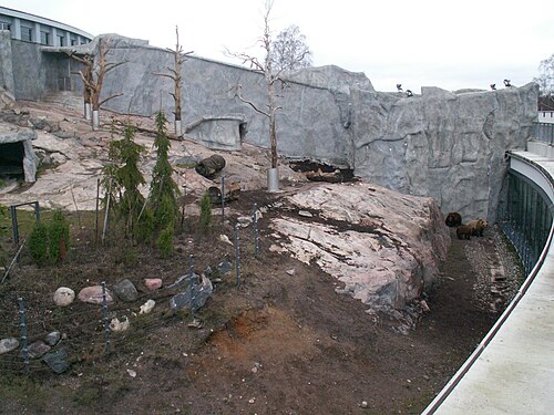 現在の動物園のクマの城。