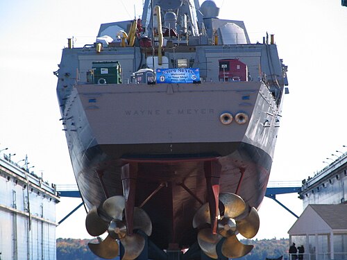 2008 年 10 月 18 日進水前の USS ウェイン E. マイヤーの船尾の様子