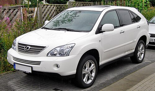 ビーチの横に駐車した SUV の前方からの眺め。