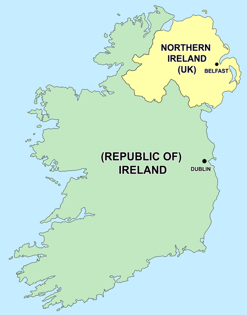 アイルランドの輪郭を緑色で示し、北アイルランドと南アイルランドの首都を記した地図