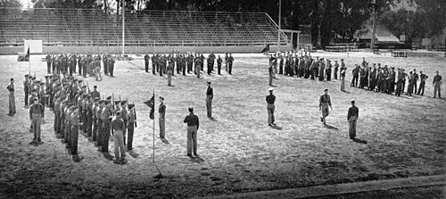 アメリカンフットボールの競技場で隊列を組んで立っている兵士たち