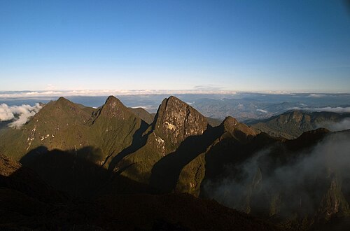 マロジェジ山塊の頂上から見た、並んで立つ 3 つの山頂。